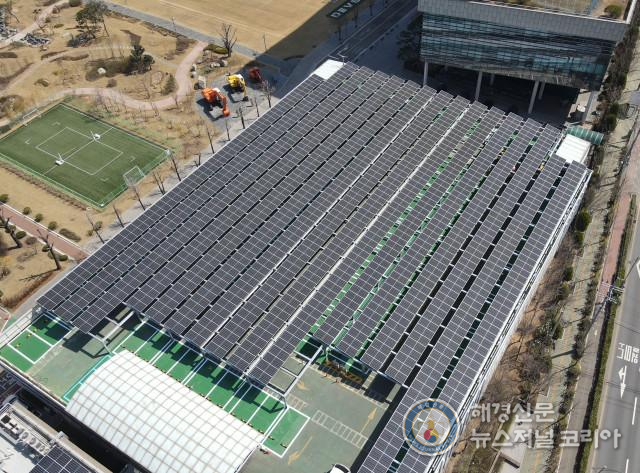 HD현대인프라코어 인천공장 주차장에 설치한 태양광 발전소 모습