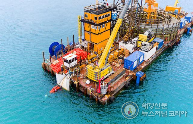 LS전선이 미국 해상풍력단지에서 해저케이블을 시공하고 있다