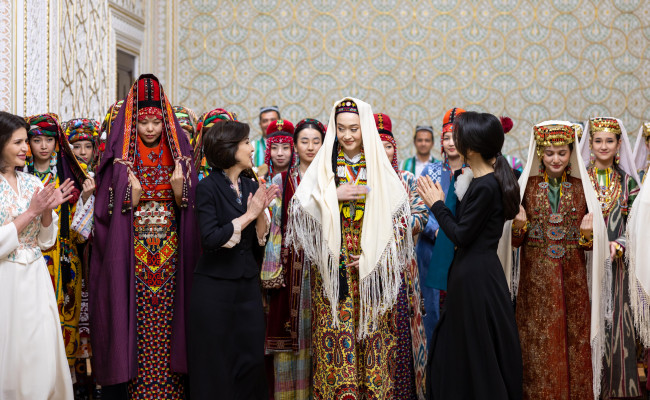 우즈베크 대통령 배우자와 문화 프로그램 참석한 김건희 여사