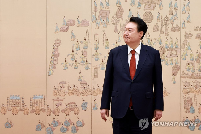 기념촬영 준비하는 윤석열 대통령