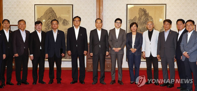 사진촬영 하는 고위당정협의회 참석자