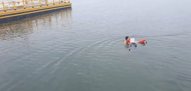 익수자 구조하는 속초해경