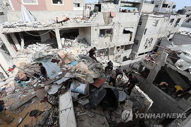 이스라엘군 공습으로 무너진 가자지구 중부 누세이라트 난민촌의 한 주거용 건물