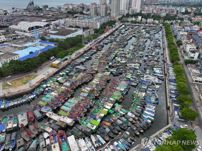 태풍 접근에 항구로 대피한 중국 선박들