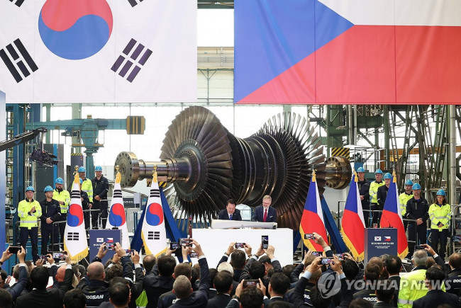 터빈 블레이드 서명식 갖는 윤석열 대통령