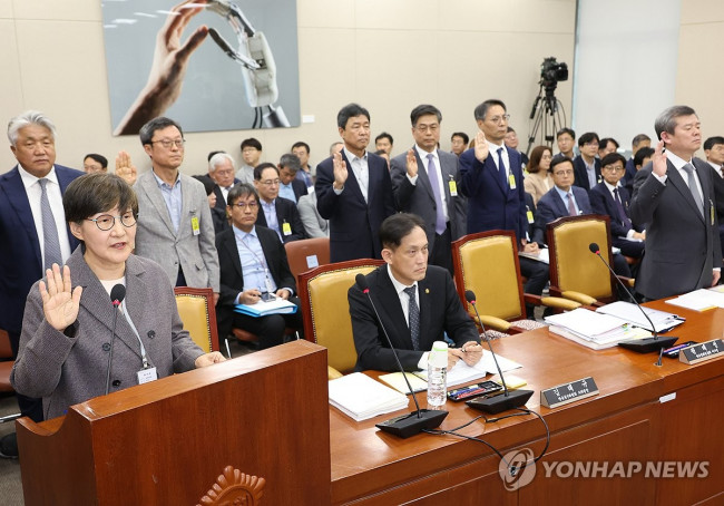 선서하는 증인들