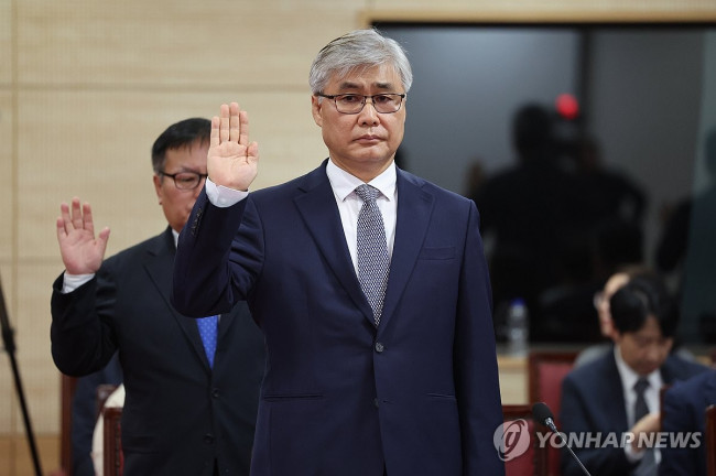 국정감사에서 선서하는 조강희 충남대병원장