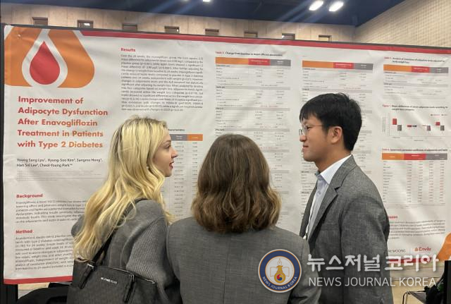 조선대학교 류영상 교수가 미국 비만학회에서 엔블로의 대사기능 개선 가능성에 대한 연구결과를 포스터 발표하고 있다.