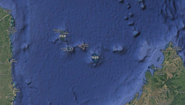 코모로 앙주앙섬(가운데 빨간 점선)과 프랑스령 마요트