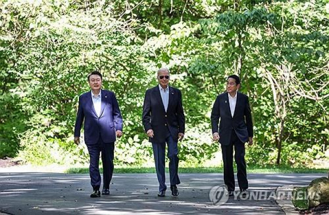 작년 8월 캠프데이비드에서 만난 한미일 정상