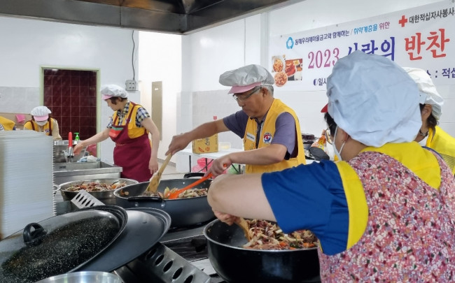 사랑의 반찬 나눔 봉사활동 중인 박병호 경감