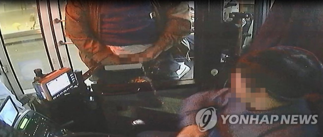 버스 기사 얼굴 향해 돌연 오줌 테러