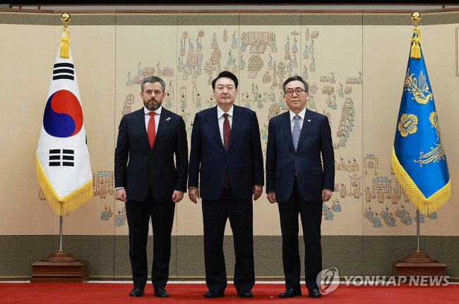 윤석열 대통령, 야니스 베르진치 주한라트비아대사와 기념촬영