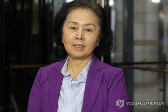 12시간 검찰 조사 후 청사 밖으로 나온 김영선 전 의원