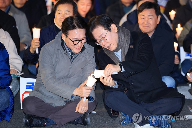촛불 나누는 이재명 대표-김민석 최고위원