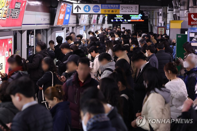 지하철 퇴근길, 폭설대란으로 승객들로 만원