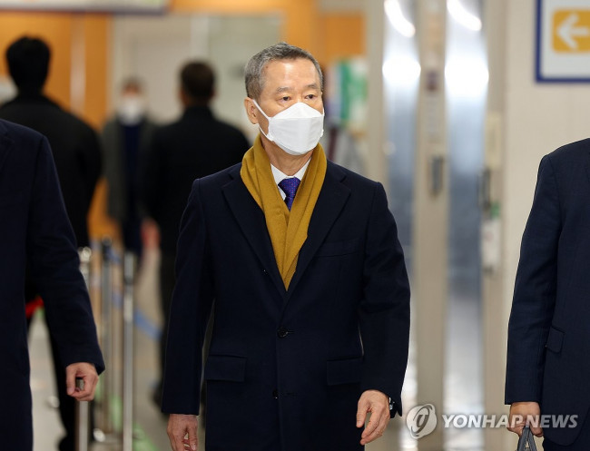 법정 향하는 홍선근 머니투데이 회장