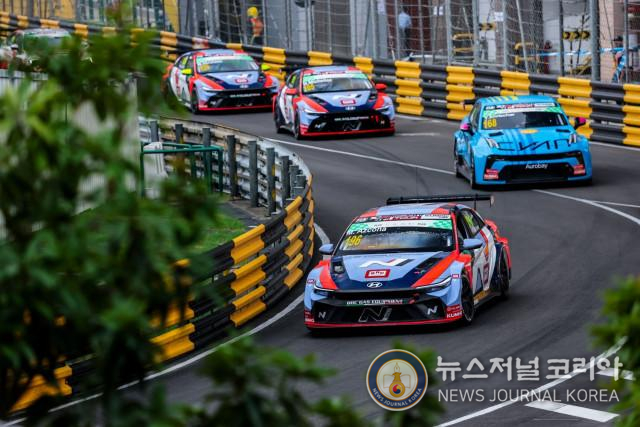 2024 TCR 월드투어 마카오 대회에서 더 뉴 엘란트라 N TCR이 주행하고 있는 모습