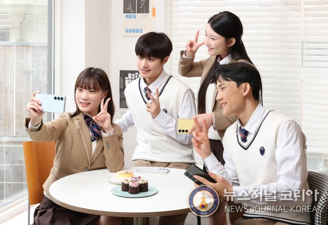 삼성전자 모델들이 ‘갤럭시 S24 FE’로 셀피를 촬영하는 모습
