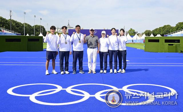 정의선 회장(가운데)이 2024 파리올림픽 양궁 국가대표 선수단과 함께 프랑스 파리 앵발리드에서 기념 촬영을 하고 있다
