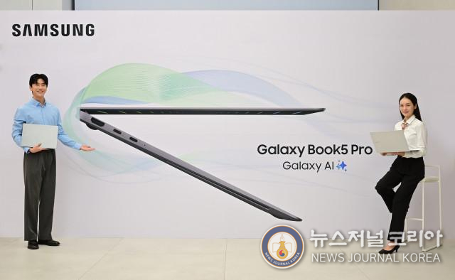 삼성전자 모델이 12일 공개된 AI PC ‘갤럭시 북5 Pro’를 소개하고 있다
