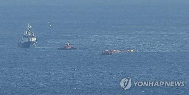 경주 감포항 앞바다서 전복된 어선…구조활동 중