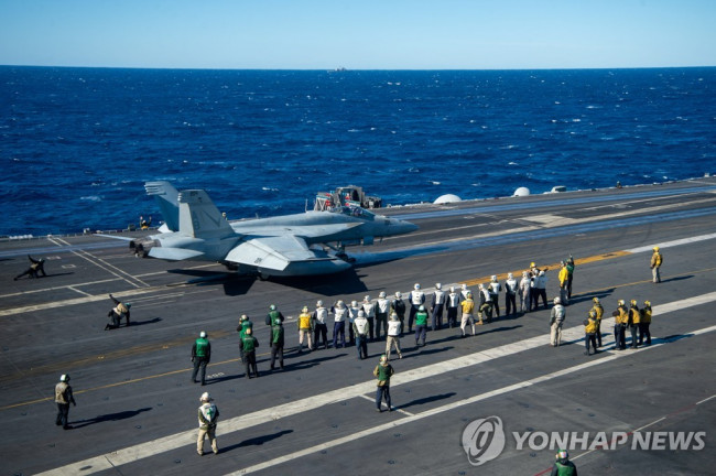 2022년 2월 지중해에서 작전 중인 항모 해리 트루먼호에서 이륙하려는 F/A-18 전투기