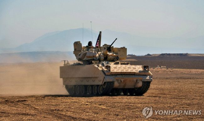 시리아에서 접경지에서 기동하는 미군 브래들리 장갑차