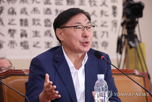 질의에 답하는 이화영 전 평화부지사