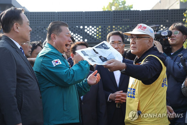 납북자 가족과 자치단체 간 '대북전단' 논쟁