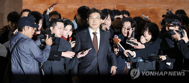 비상의원총회 참석하는 권성동 원내대표