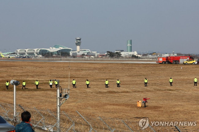 무안 제주항공 참사 현장 주변 수색하는 경찰