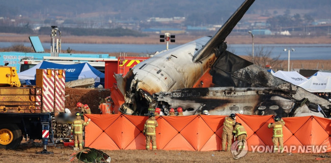 사고 여객기 수색하는 소방구급대원