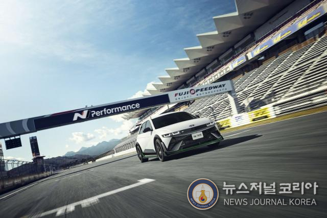 일본 시즈오카에 위치한 후지 스피드웨이 서킷에서 아이오닉 5 N DK 에디션이 주행하는 모습