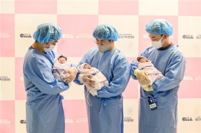 왼쪽부터 아빠 박준수씨와 니케(태명), 이효영씨와 꼬물이, 강우석씨와 딩굴이 