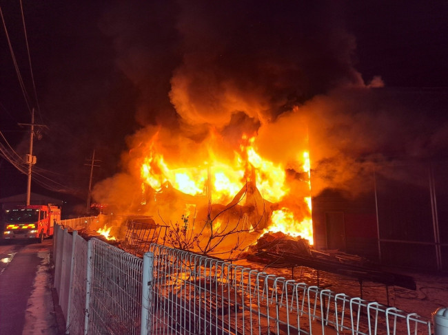 불이 난 비가림막 제조시설