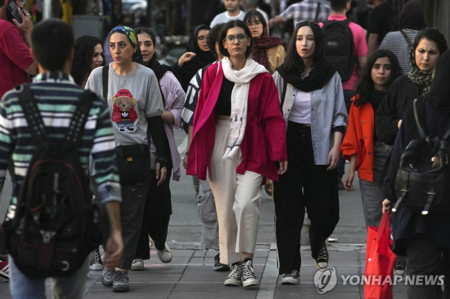 이란 수도 테헤란 거리를 걷는 여성들
