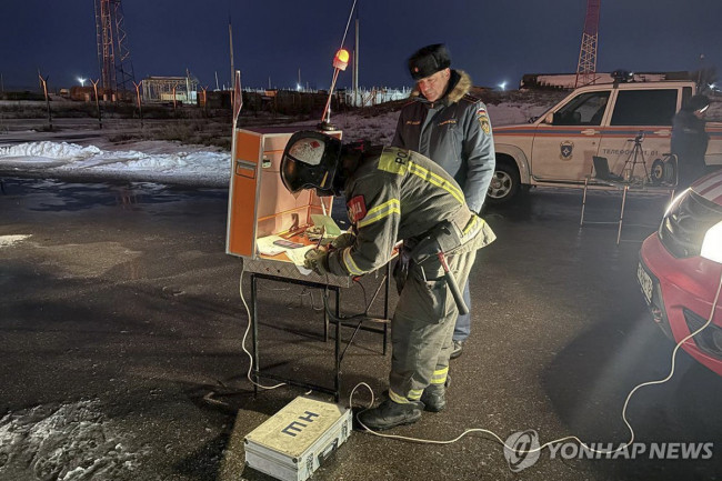 우크라이나 드론 공격 받은 산업시설에 도착한 소방대원들