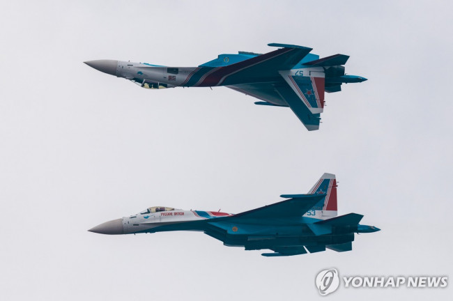 2024년 11월 13일 중국에서 곡예 비행 중인 러시아 공군 Su-35 전투기