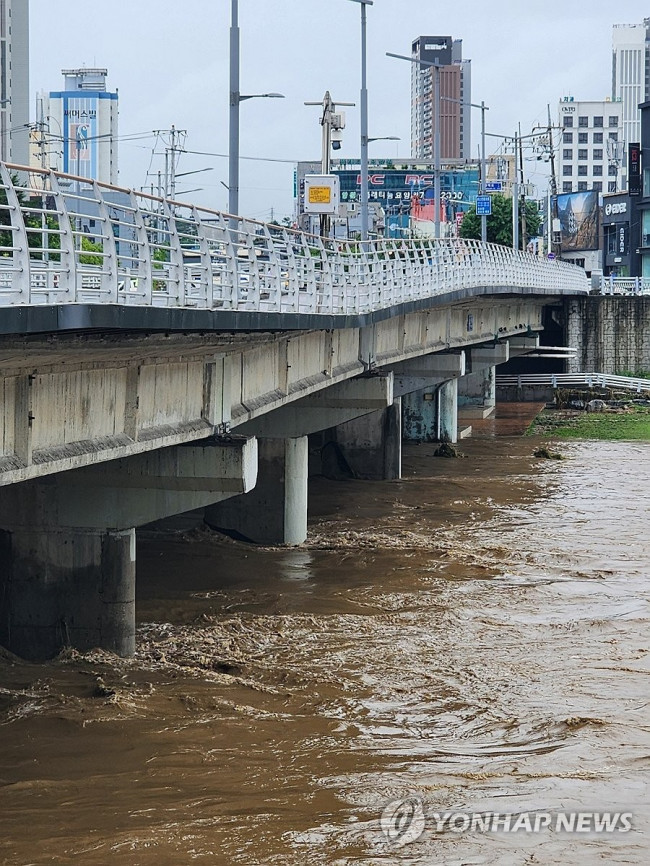 폭우에 침하 발생한 대전 유등교…접근 통제 중