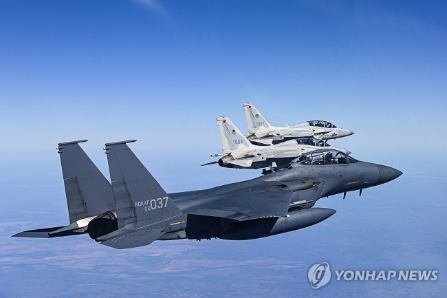우정 비행하는 한국 공군 F-15K와 필리핀 공군 FA-50PH