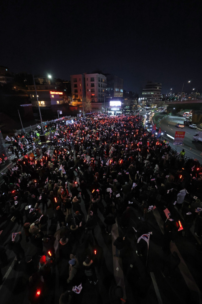 밤까지 이어지는 대통령 탄핵 반대 집회