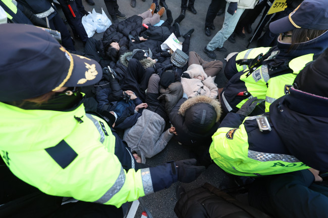 대통령 관저 앞 강제 해산되는 지지자들