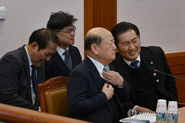 대화하는 국회측 법률대리인단