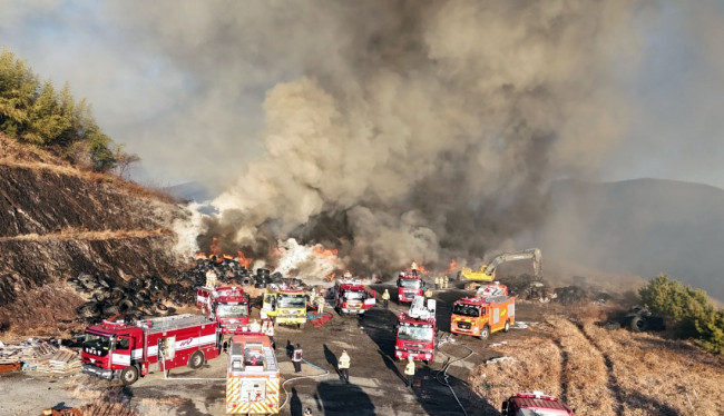 사천 폐타이어 공장 불…치솟는 연기