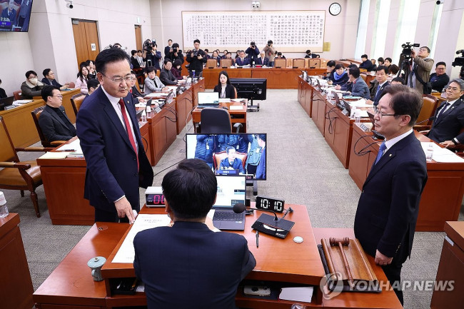 '내란특검법 상정' 대화 나누는 법사위 간사들