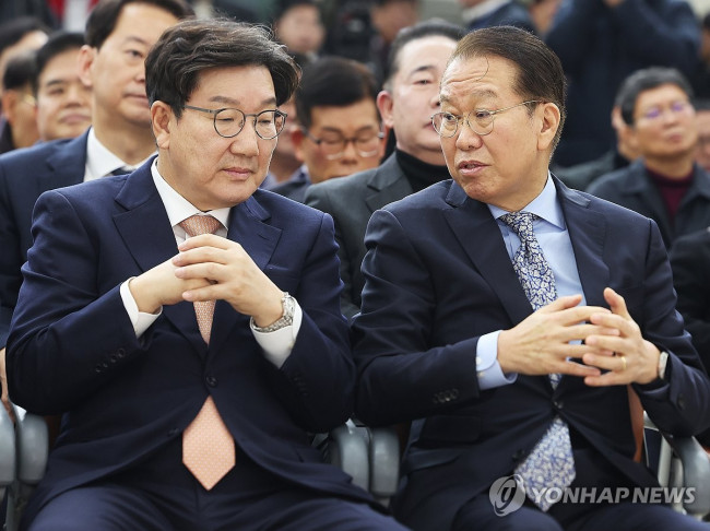 이야기하는 권영세 비대위원장과 권성동 원내대표