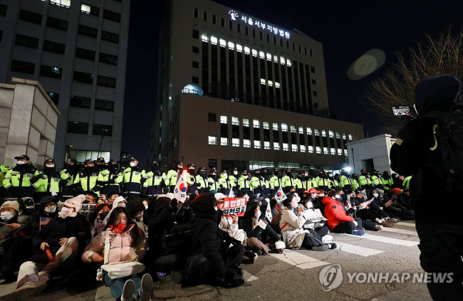 서부지법 앞에서 항의하는 윤석열 대통령 지지자들