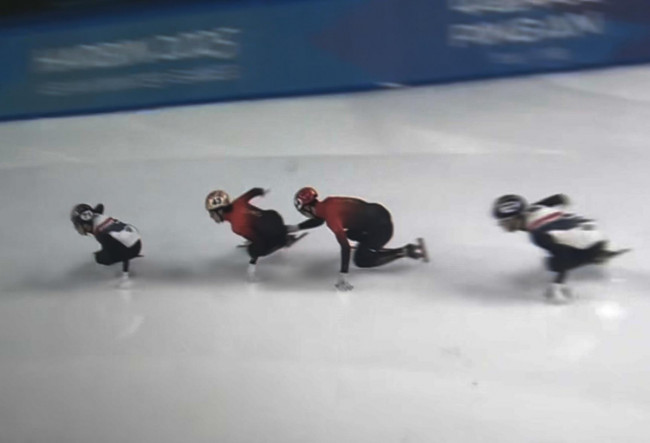 쑨룽(왼쪽에서 세 번째)의 도움받는 린샤오쥔(왼쪽에서 두 번째)