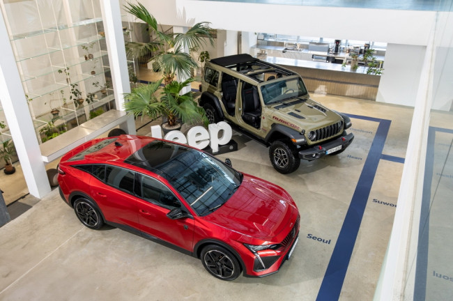 전시된 푸조 408과 지프 랭글러 '41 에디션